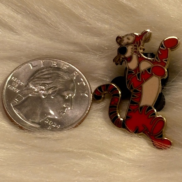 Tigger Bouncing Smiling 100 acre woods Winnie the Pooh Disney Pin - Picture 2 of 3
